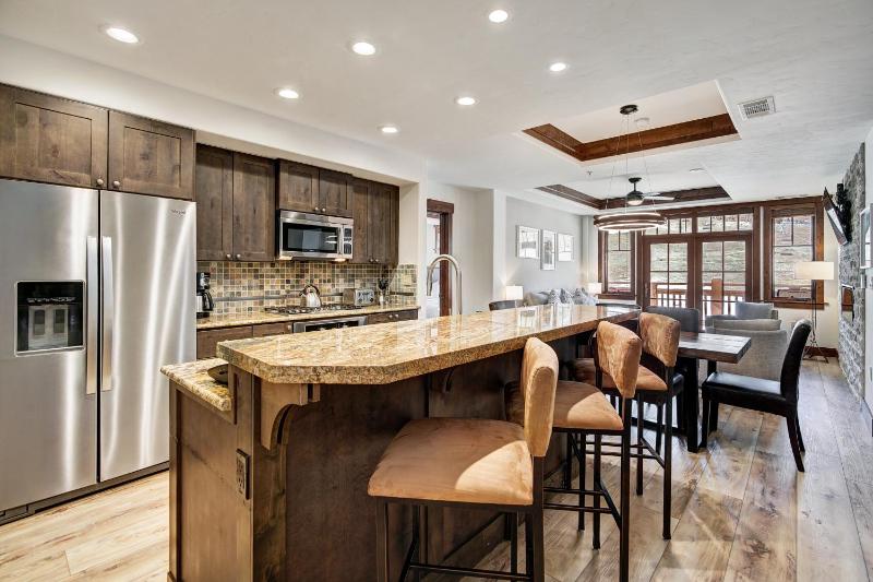 Luxury 2 Bedroom Condo with Mountain View condo - image 9