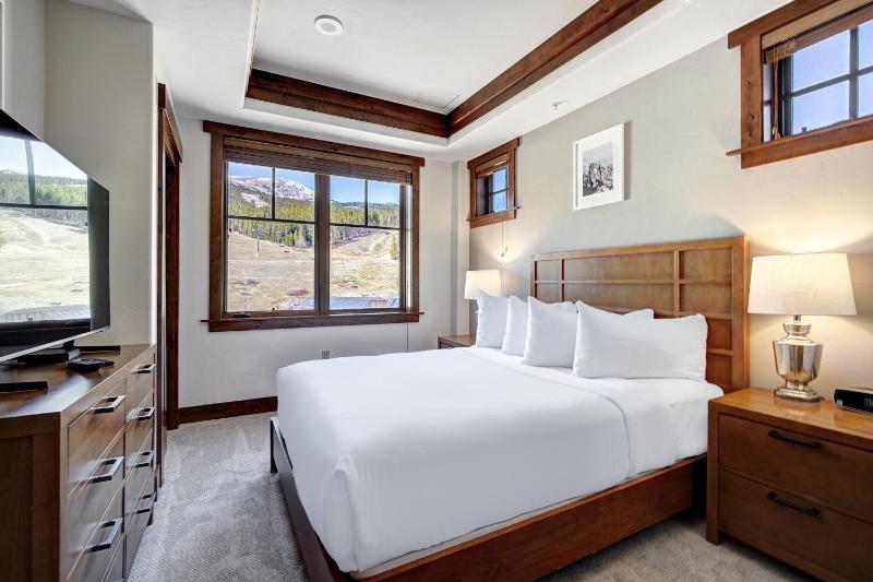 Luxury 2 Bedroom Condo with Mountain View condo - image 13