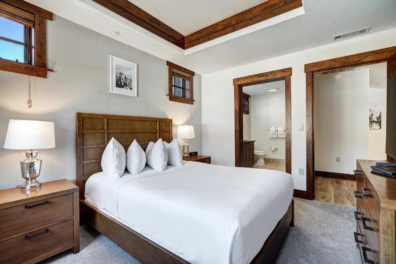 Luxury 2 Bedroom Condo with Mountain View condo - image 20