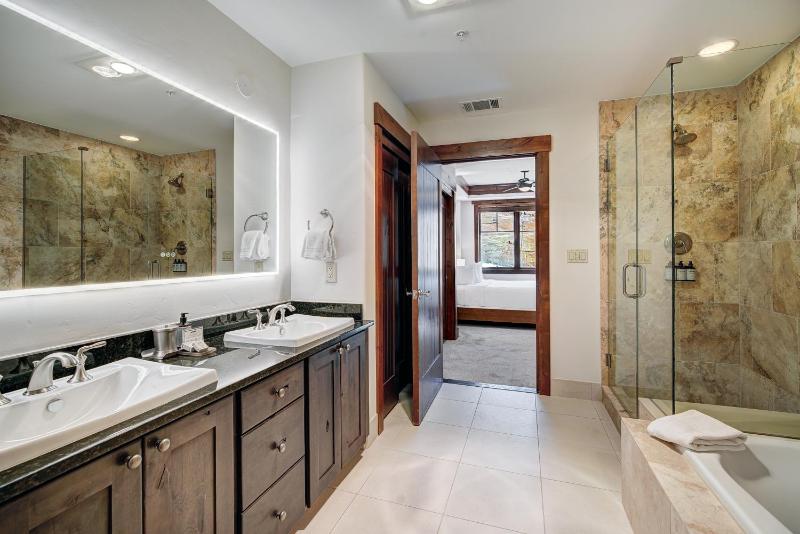 Luxury 2 Bedroom Condo with Mountain View condo - image 8