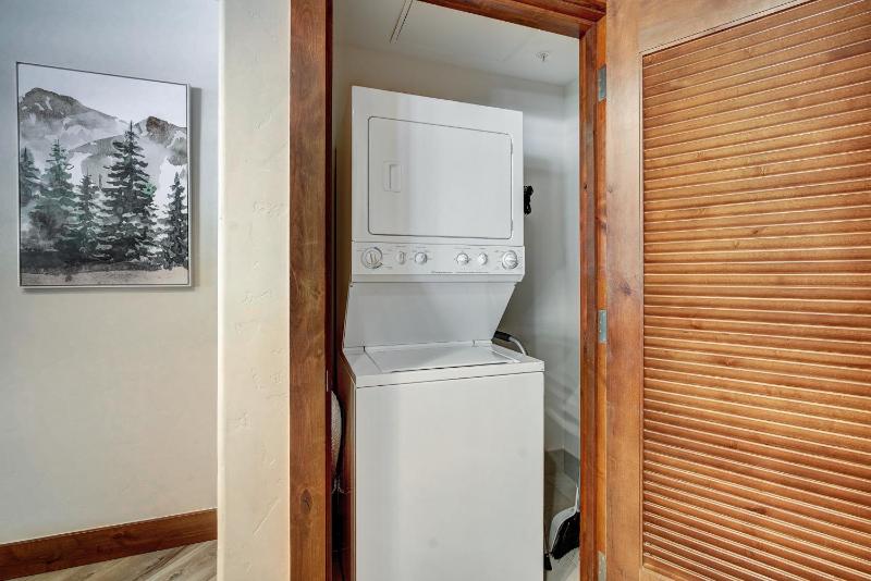 Luxury 2 Bedroom Condo with Mountain View condo - image 11