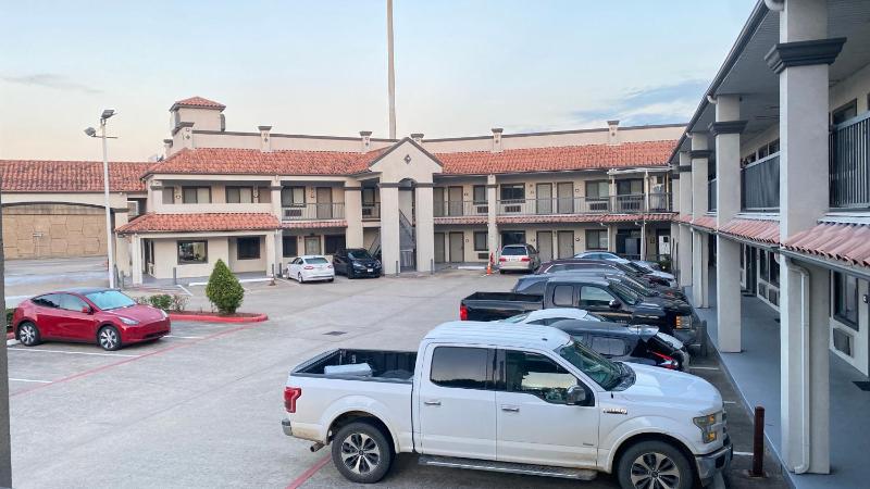 Island Suites Hobby Airport - image 45