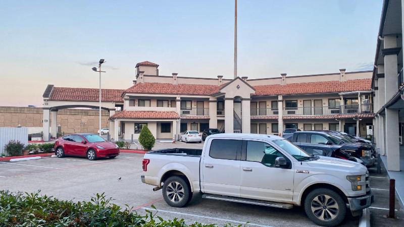 Island Suites Hobby Airport - image 49
