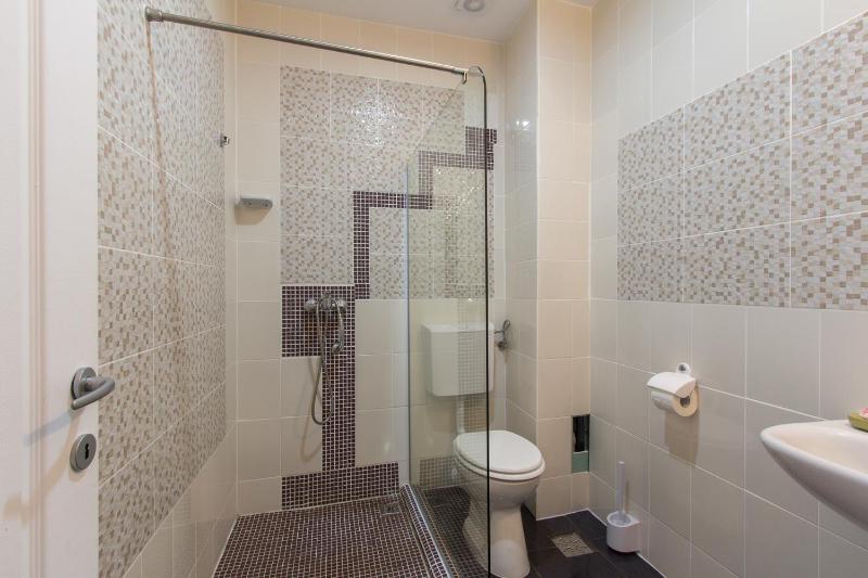 Basic Triple Room image 4