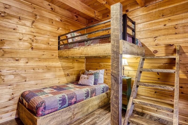 ER101 - Heavenly Hideaway Great location - Close to town! cabin - image 7