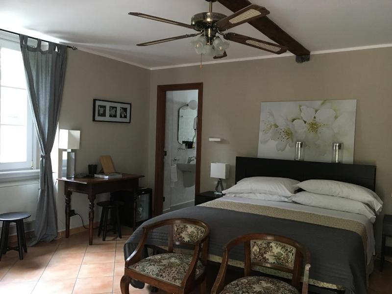 Superior Double Room with Partial Lake View image 2