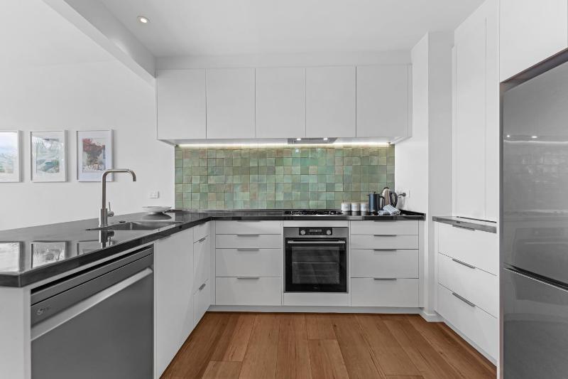 Hanlon Crescent Apartment 3BR1BA Sleeps 5 - image 8