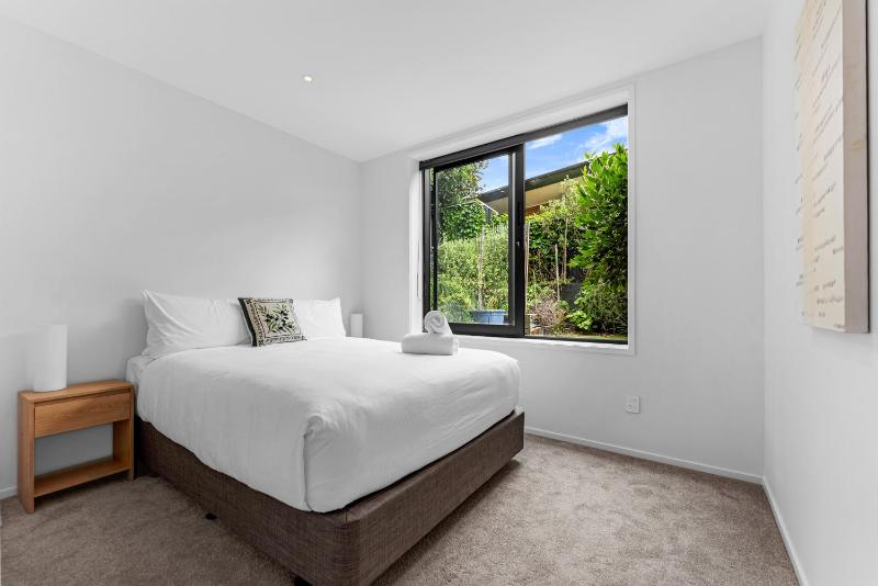 Hanlon Crescent Apartment 3BR1BA Sleeps 5 - image 15
