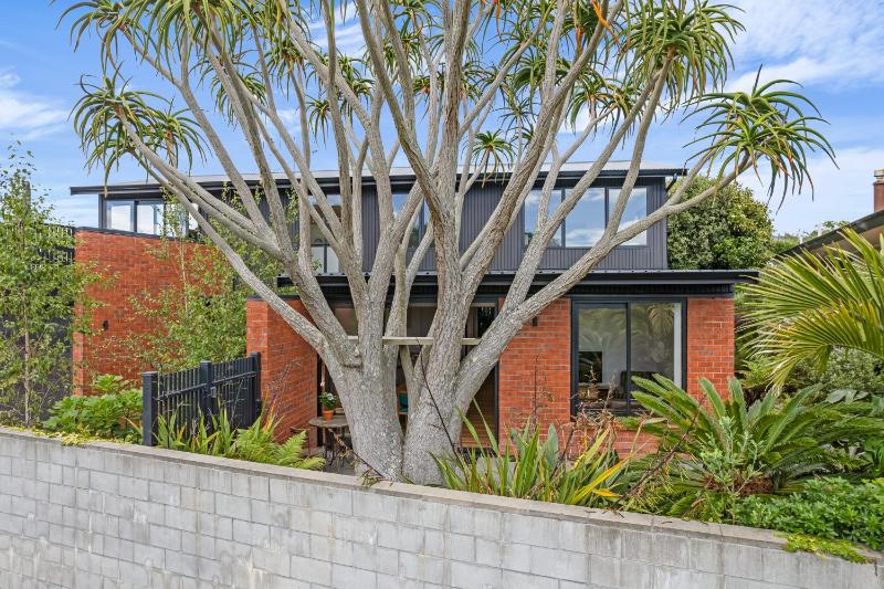 Hanlon Crescent Apartment 3BR1BA Sleeps 5 - image 16
