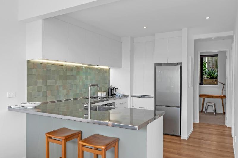 Hanlon Crescent Apartment 3BR1BA Sleeps 5 - image 9