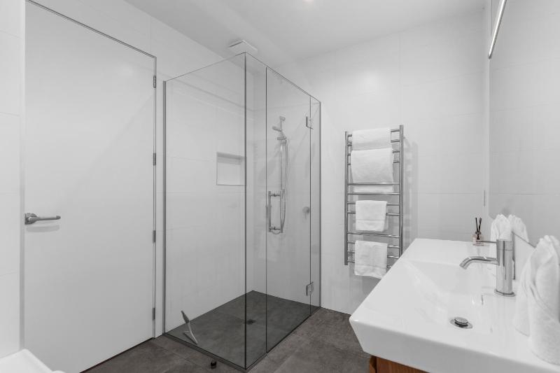 Hanlon Crescent Apartment 3BR1BA Sleeps 5 - image 12
