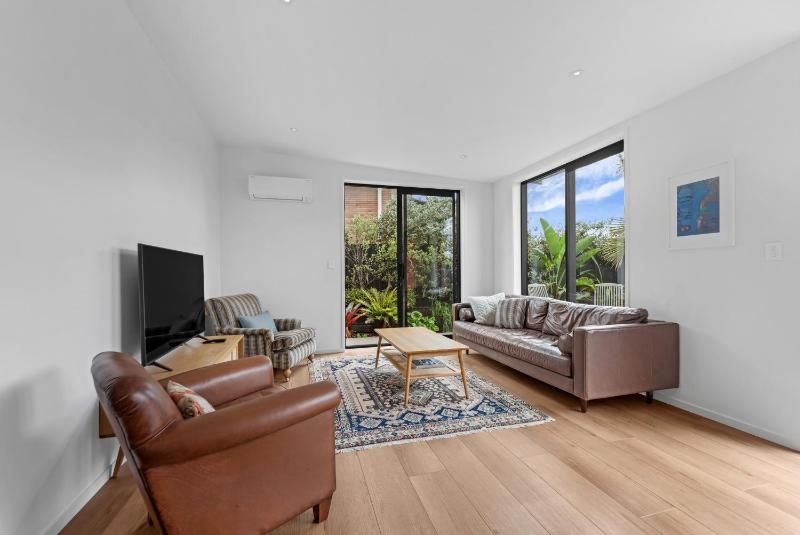 Hanlon Crescent Apartment 3BR1BA Sleeps 5 - image 1
