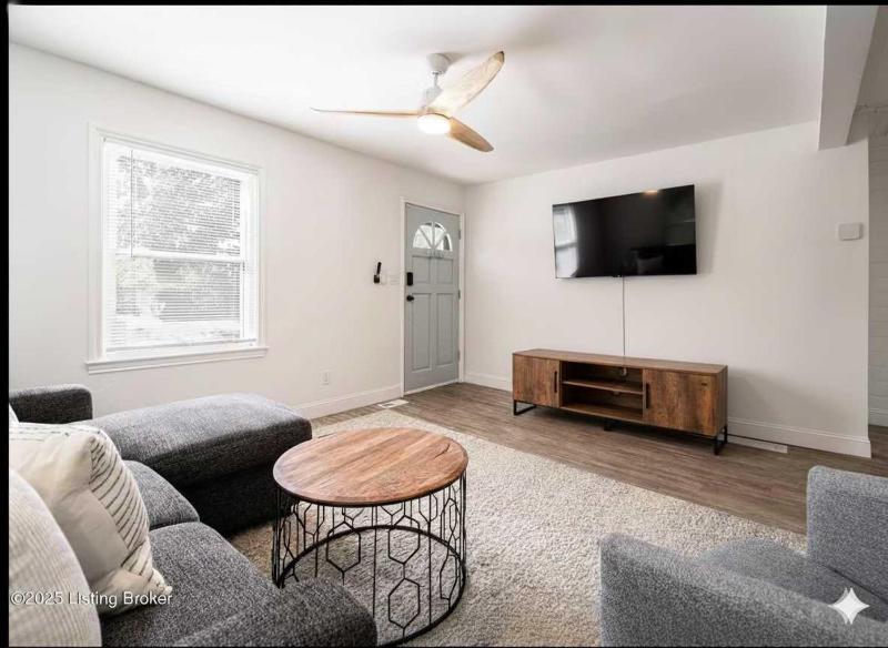 Cozy 2BR Home Near Downtown w Backyard & Parking - image 2