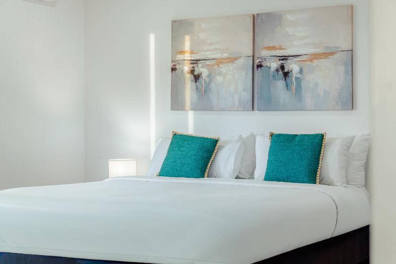 LUX 3BR with Pool Near Beach Villa Serenity By Bocobay - image 5