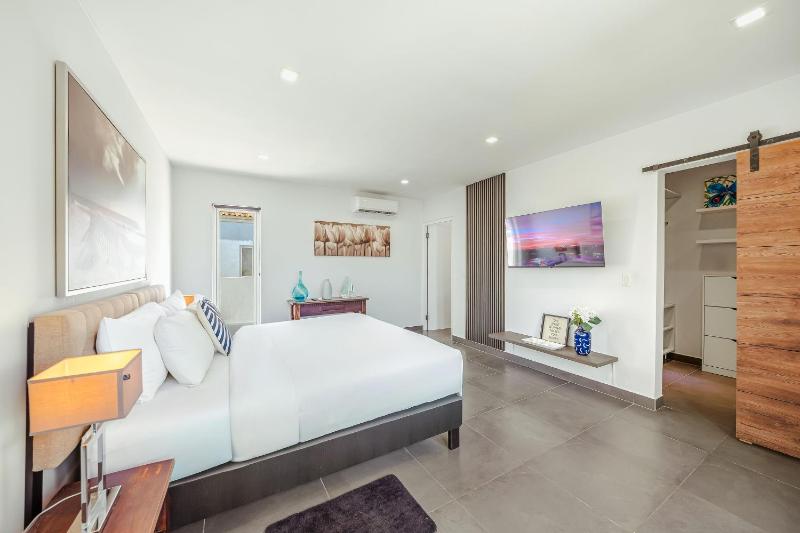 LUX 3BR with Pool Near Beach Villa Serenity By Bocobay - image 10