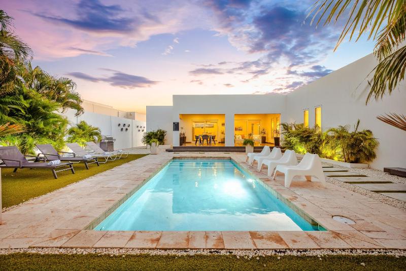 LUX 3BR with Pool Near Beach Villa Serenity By Bocobay - image 1