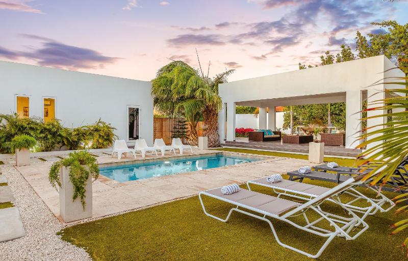 LUX 3BR with Pool Near Beach Villa Serenity By Bocobay - image 2