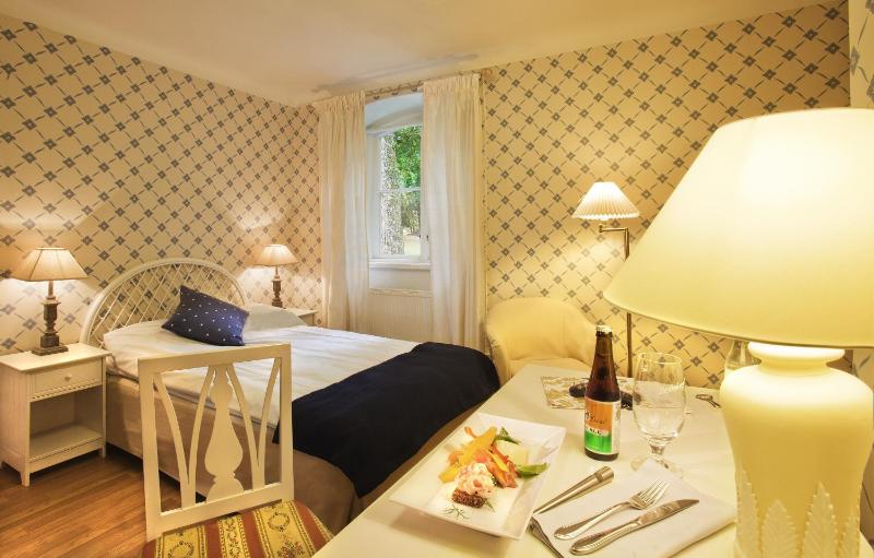 Standard Queen Room image 3