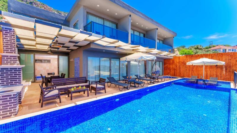 Luxury 5 bedroom villa with private pool and Jacuzzi - image 1