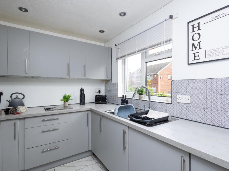 Grange Fields by Alt-Stay Contractor Accommodation - 3 Bed Contractor Home With Parking Wi-Fi & Full Kitchen - Ideal For Long stays - image 3