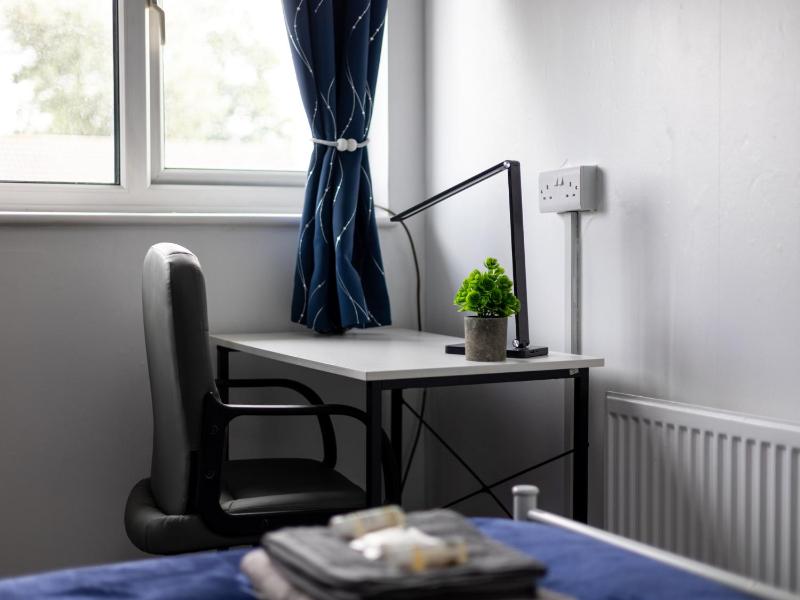 Grange Fields by Alt-Stay Contractor Accommodation - 3 Bed Contractor Home With Parking Wi-Fi & Full Kitchen - Ideal For Long stays - image 14