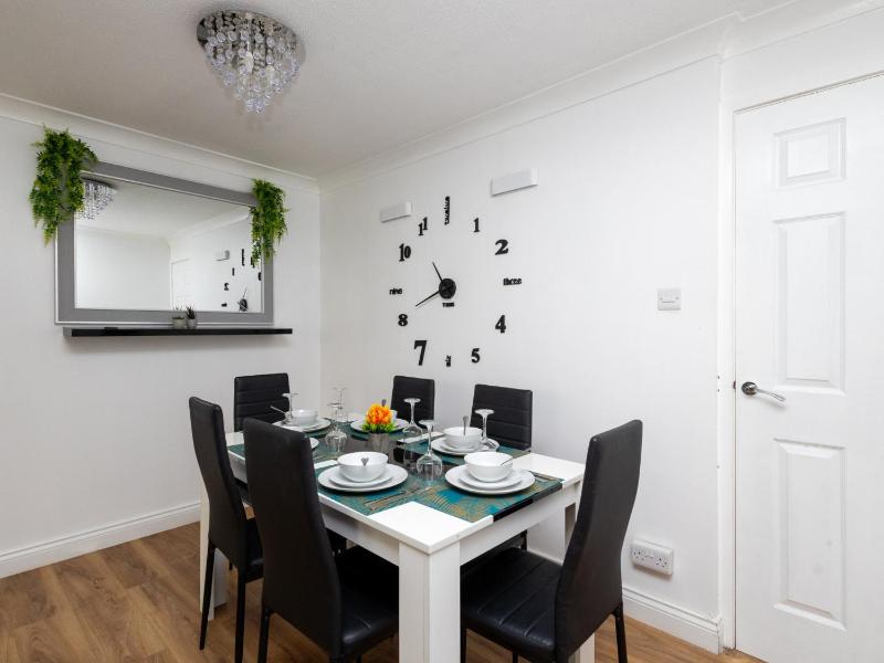 Grange Fields by Alt-Stay Contractor Accommodation - 3 Bed Contractor Home With Parking Wi-Fi & Full Kitchen - Ideal For Long stays - image 4