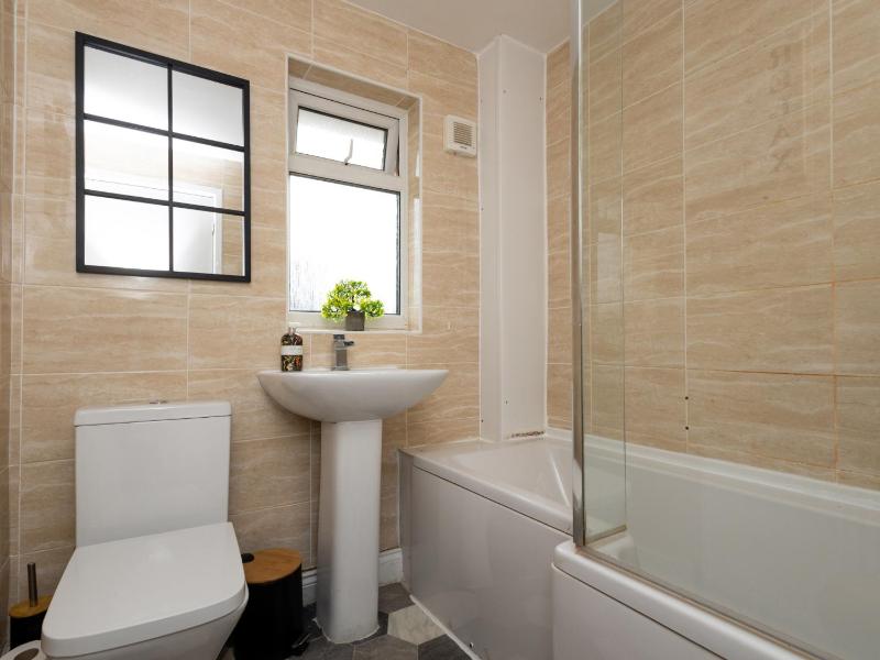Grange Fields by Alt-Stay Contractor Accommodation - 3 Bed Contractor Home With Parking Wi-Fi & Full Kitchen - Ideal For Long stays - image 8