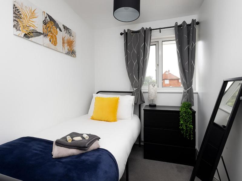 Grange Fields by Alt-Stay Contractor Accommodation - 3 Bed Contractor Home With Parking Wi-Fi & Full Kitchen - Ideal For Long stays - image 16