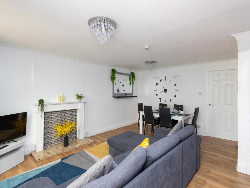 Grange Fields by Alt-Stay Contractor Accommodation - 3 Bed Contractor Home With Parking Wi-Fi & Full Kitchen - Ideal For Long stays - image 11