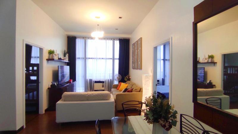 Penthouse 2 Bedroom with 4 Balconies in Makati PH - View of Skyline Manila Bay Sunset - Direct Access to the Mall - image 1