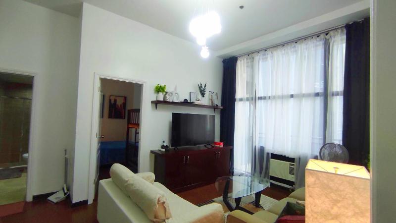 Penthouse 2 Bedroom with 4 Balconies in Makati PH - View of Skyline Manila Bay Sunset - Direct Access to the Mall - image 12