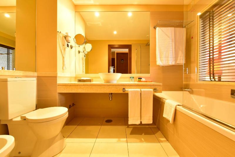 Double Room with Pool View image 3