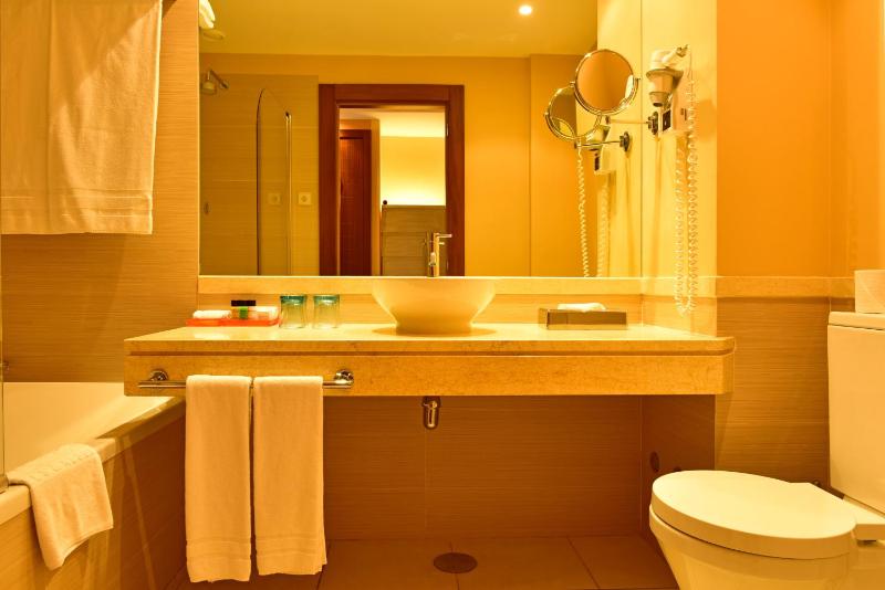 One-Bedroom Suite (2 adults + 2 Children) image 4
