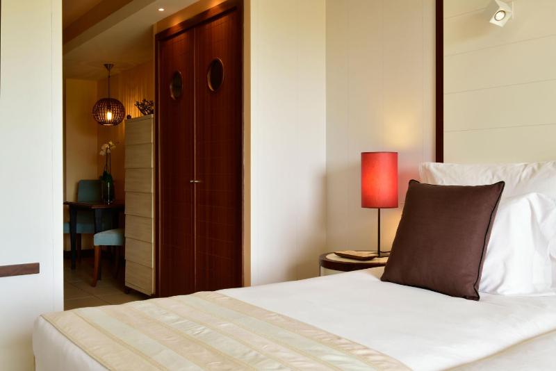 Double Room with Pool View image 4