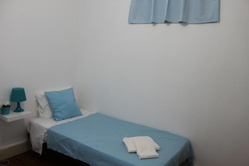 Twin Room without Window image 4