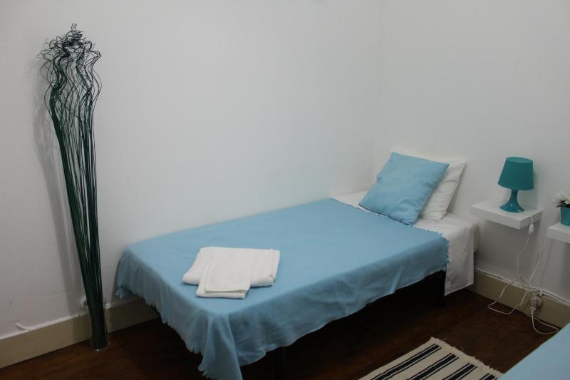 Twin Room without Window image 3
