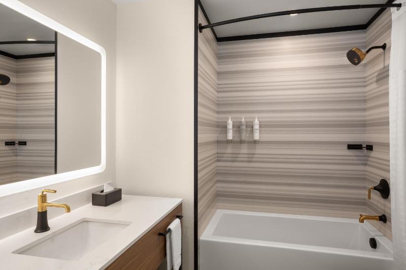 Hampton Inn By Hilton Calgary Downtown - image 16
