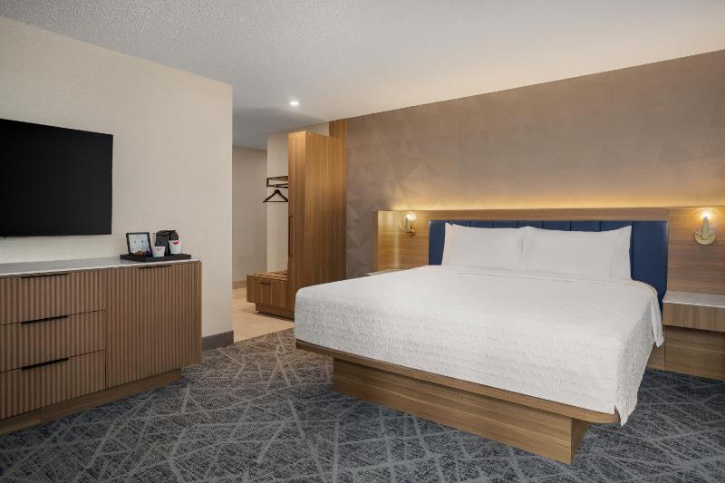 Hampton Inn By Hilton Calgary Downtown - image 3