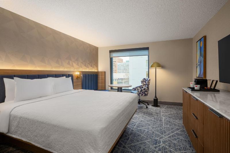 Hampton Inn By Hilton Calgary Downtown - image 6