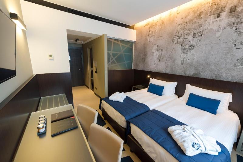 Deluxe Double or Twin Room image 4