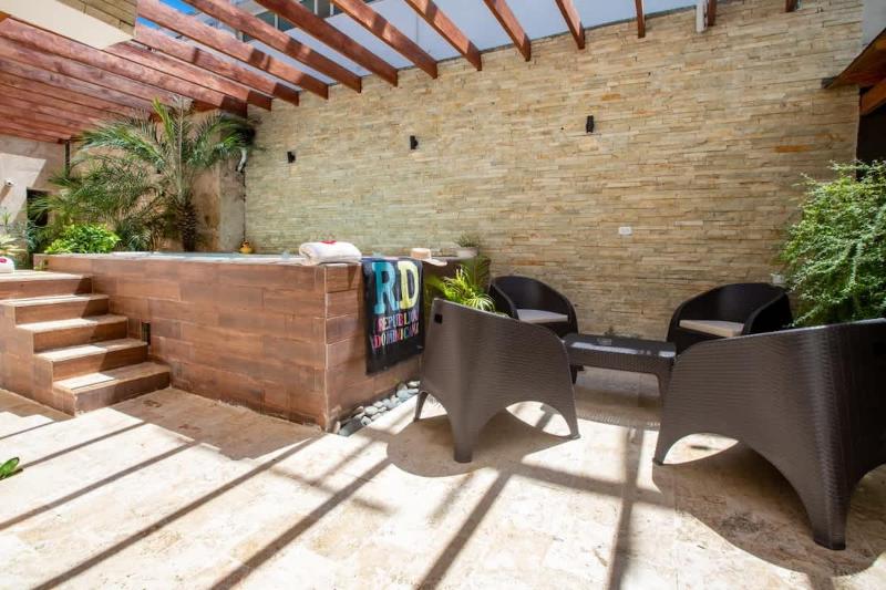 Getaway room with shared Jacuzzi in the center - image 6