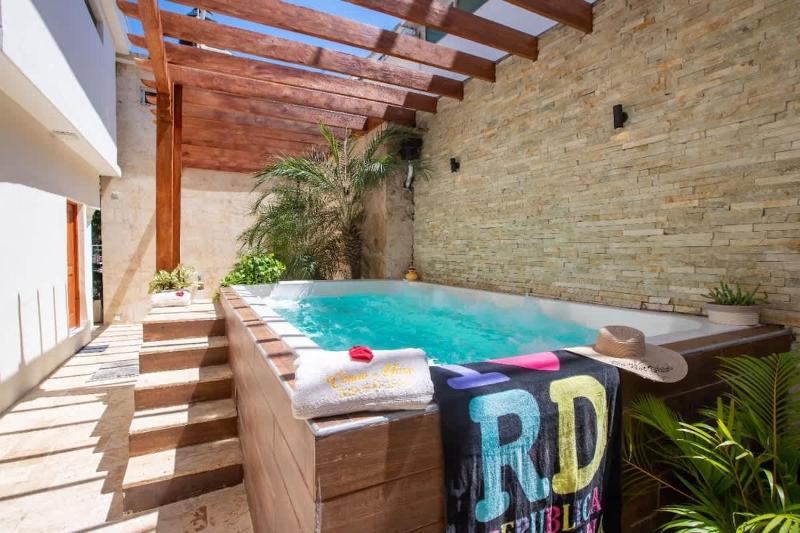 Getaway room with shared Jacuzzi in the center - image 2
