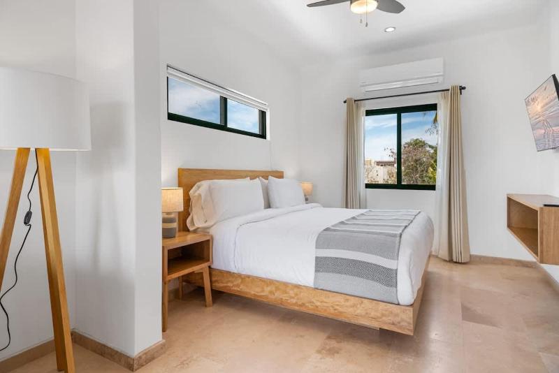 Pineda Studio 201 with Parking & Daily Cleaning - image 21