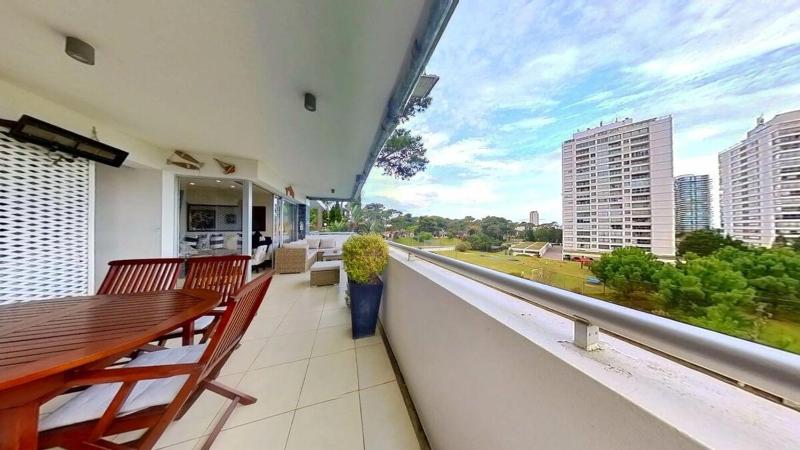 Espectacular apartamento en Parada 19 Playa Mansa 3 Dormitorios - image 23
