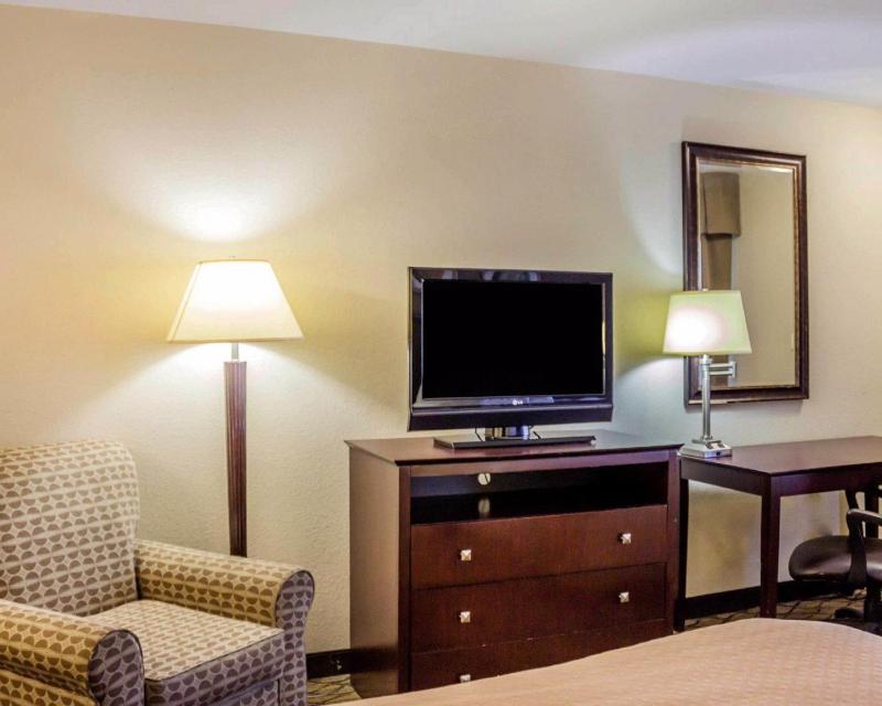 Queen Room with Two Queen Beds - Non-Smoking image 4