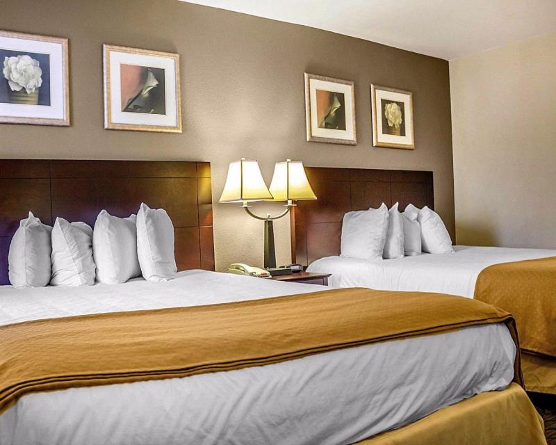 Queen Room with Two Queen Beds - Non-Smoking image 2