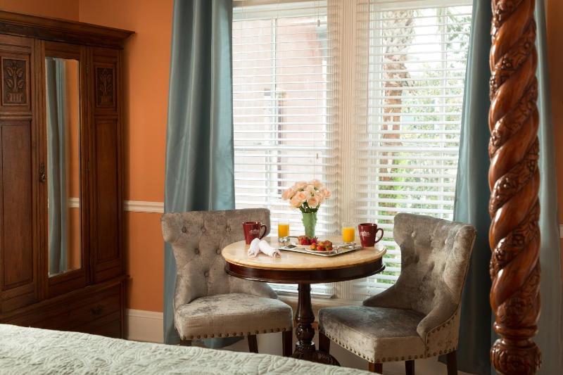 Queen Room with Spa Bath (Stephanie's Hideaway) image 4