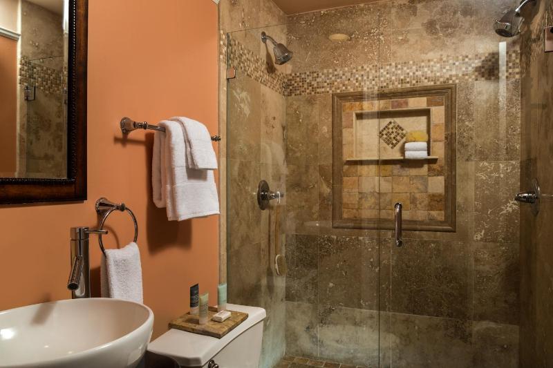 Queen Room with Spa Bath (Stephanie's Hideaway) image 3