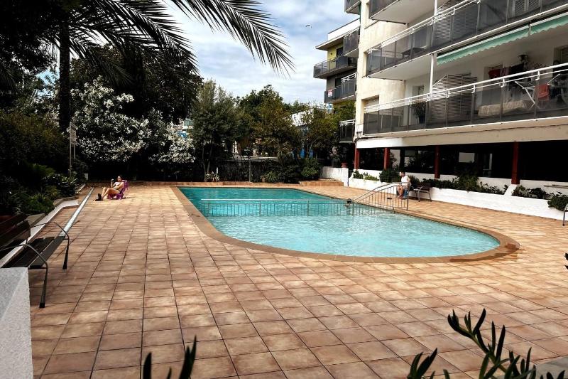Luxurious 3-Bedroom Apartment with Pool Near Lloret de Mar Beach - image 2