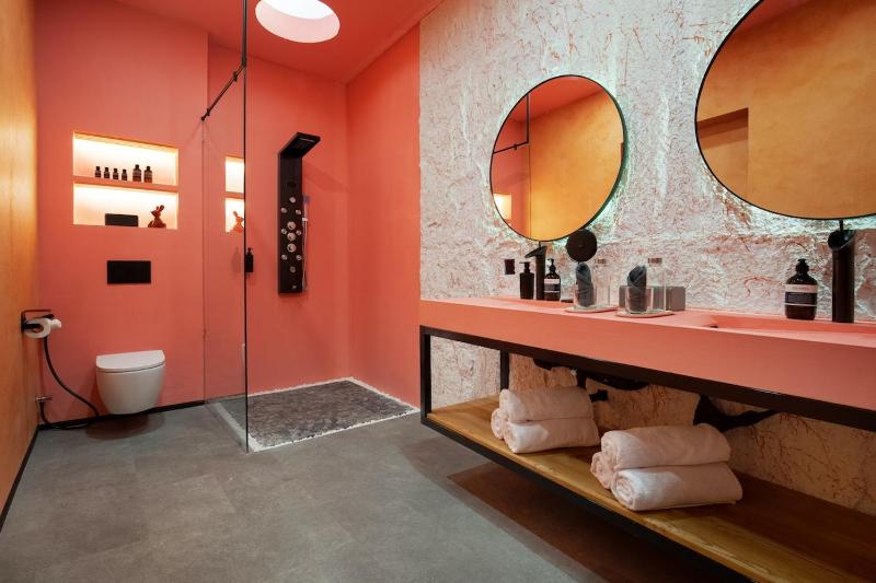 Canggu's Latest Showstopper Designers 7-Bed XXL Happy People Villa off Nelayan Beach - image 9
